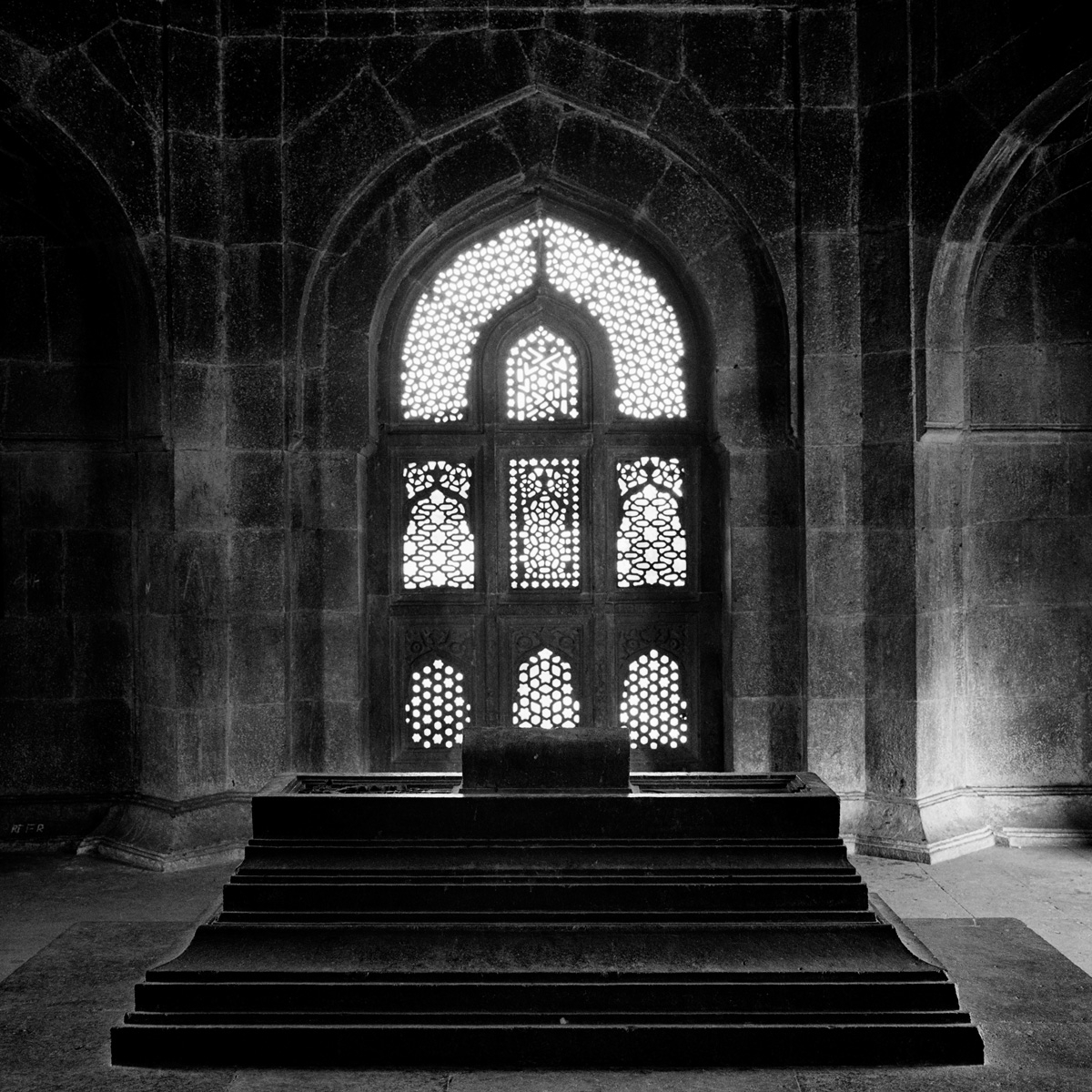 Rock-carved screen in a Muslim tomb, Khuldabad, Maharashtra.